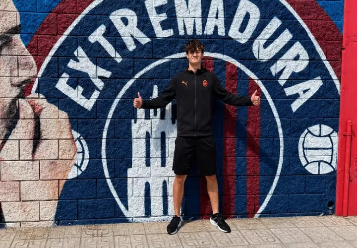 Juan Antonio Moltó Castrellón, inició su entrenamiento oficial tras ser invitado a una pretemporada por el Club español Deportivo Extremadura. 