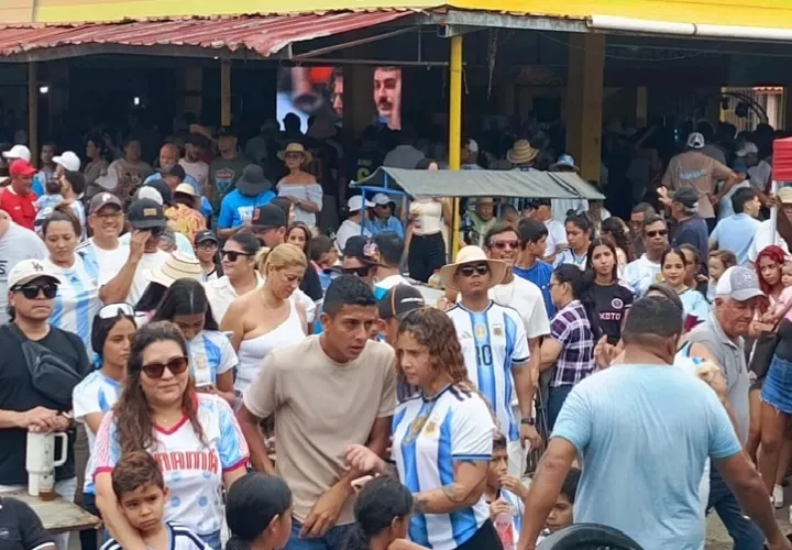 Durante toda la jornada, el parque central se convirtió en una verdadera marea celeste y blanca. Foto. Thays Domínguez