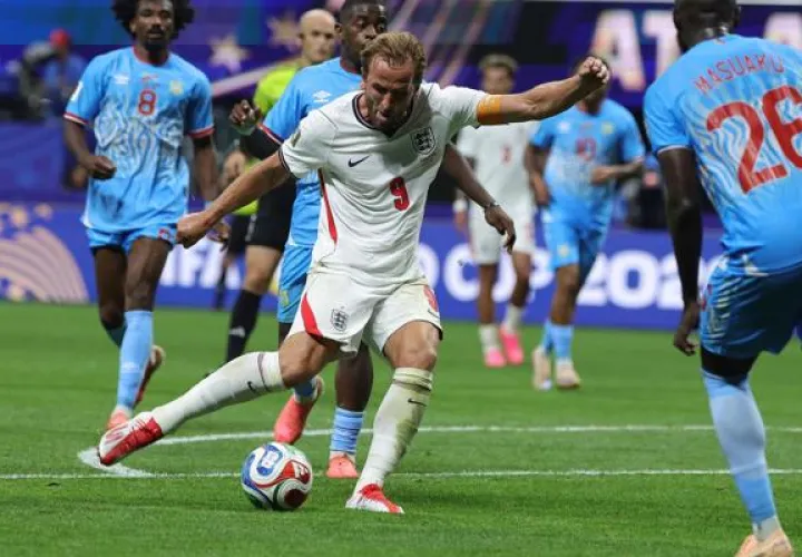 El inglés Harry Kane patea el balón en el partido contra Congo, Foto: EFE