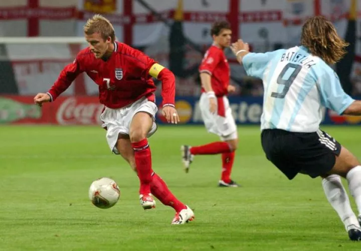 Foto de archivo del centrocampista de la selección inglesa de fútbol David Beckham (i), quien avanza con el balón ante el delantero argentino Gabriel Omar Batistuta (9) en el Mundial 2002. Foto: EFE/Archivo.