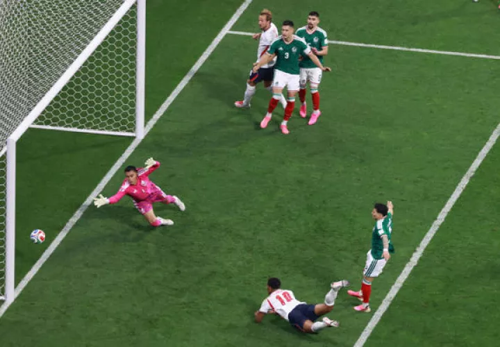 Jude Bellingham (c-abajo) de Inglaterra anota un gol para Inglaterra. Foto: EFE 