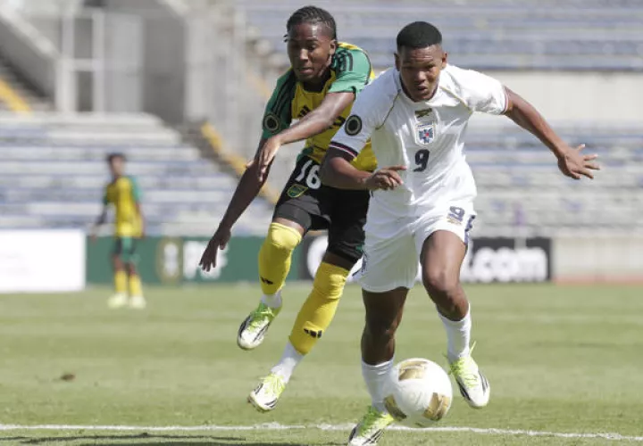 Raequan Campbell-Dennis (i) de Jamaica disputa el balón con Reynaldo Graham de Panamá. Foto: EFE
