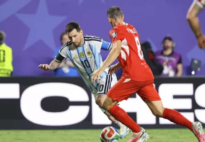 Argentina disputa un balón con Remo Freuler de Suiza. EFE