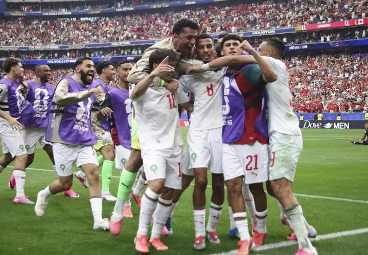 Los jugadores marroquíes celebran el 0-2, durante el partido de octavos de final del Mundial 2026. Foto: EFE