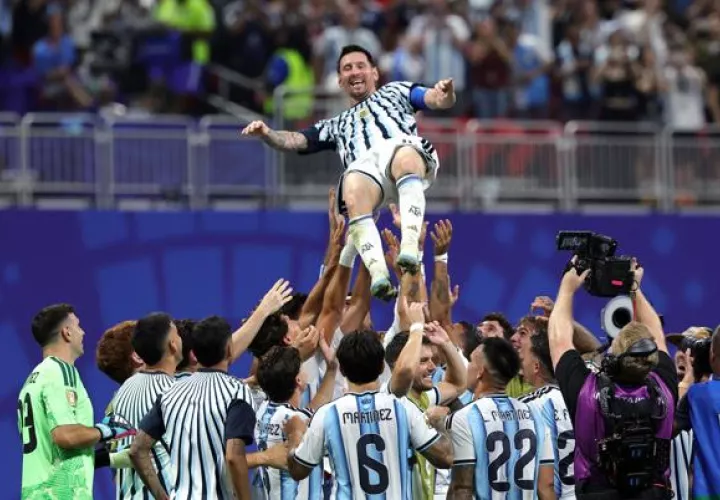 Messi celebra con sus compañeros el triunfo de Argentina sobre Egipto. Foto: EFE