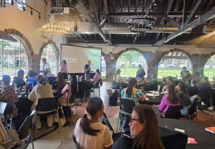 Especialistas del Ministerio de Comercio e Industrias compartieron herramientas y orientación sobre internacionalización y exportación con emprendedoras. 