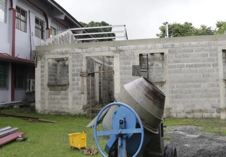 Trabajadores avanzan en la construcción del Caipi dentro del Centro Regional Universitario de Bocas del Toro. 