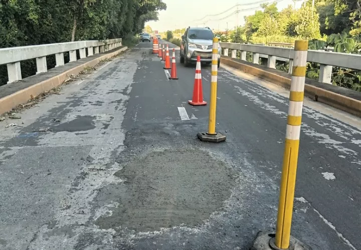 MOP culmina atención crítica en el puente sobre el río Chico en Antón. Foto: Cortesía