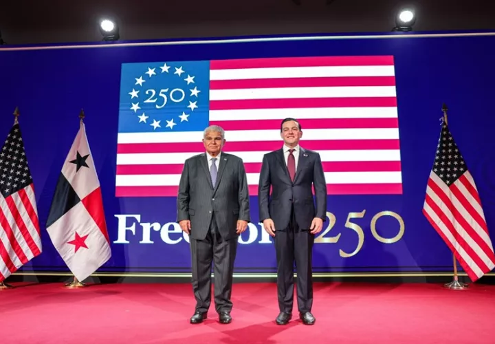 El presidente José Raúl Mulino junto al embajador Kevin Marino Cabrera. Foto: Cortesía
