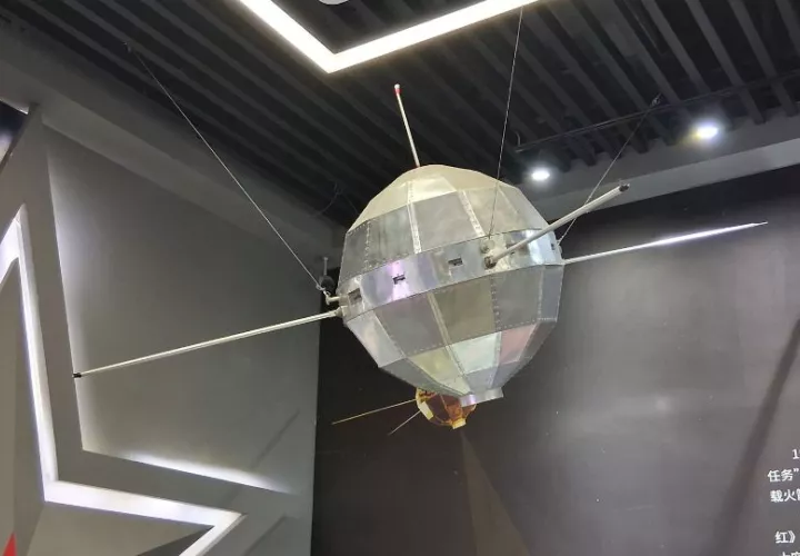 Modelo del satélite Dongfanghong-1.
