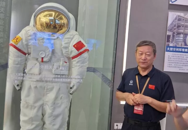 El profesor Wang Ruowei junto a un traje espacial chino. 