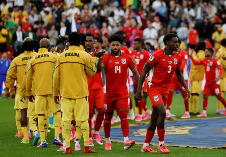 Jugadores de Panamá y Ghana se saludan previo a su partido en el Mundial 2026. Foto:EFE