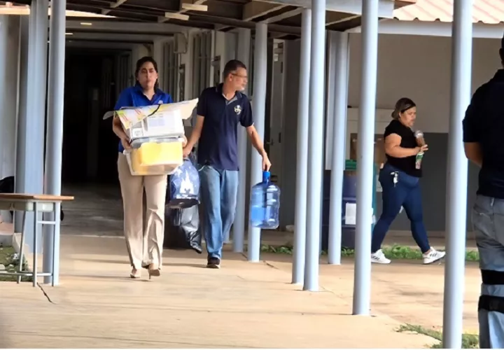 Los padres de familia del plante, los administrativos y funcionarios de salud, llevaron a cabo una exhaustiva limpieza. Foto. Thays Domínguez