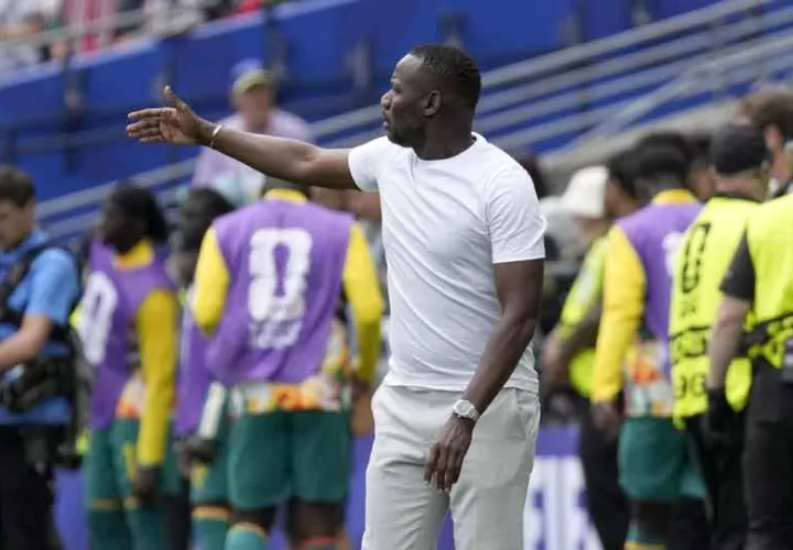 Pape Thiaw, seleccionador de Senegal, durante el partido ante Bélgica en Seattle. EFE