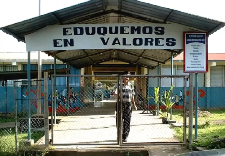 Una de las mayores preocupaciones de los acudientes era el estado de una pared agrietada en el aula donde reciben clases alumnos de primero, tercero y quinto grado. Foto. Thays Domínguez