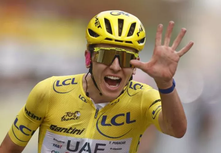 Pogacar festeja su quinto título en el Tour de Francia. Foto: EFE