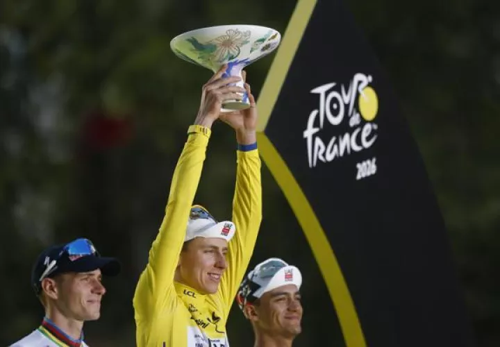 Pogacar festeja su quinto título en el Tour de Francia. Foto: EFE