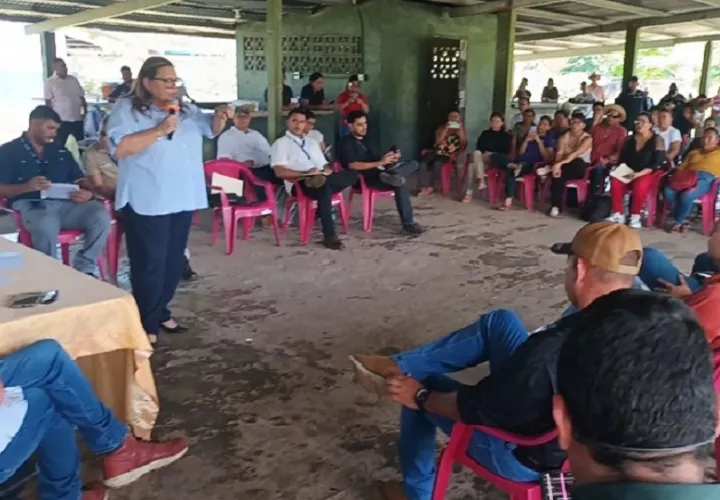 La gobernadora de la provincia de Veraguas, Ildemarta Riera, encabezó la reunión junto con otras autoridades provinciales para mediar entre las partes y evitar que la situación se agrave.