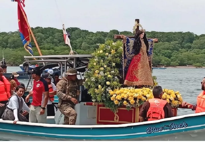 Entre las expresiones de fe más representativas de la región también destaca el tradicional recorrido acuático de la imagen por el puerto de Mensabé, una actividad que reúne a pescadores, familias y devotos .