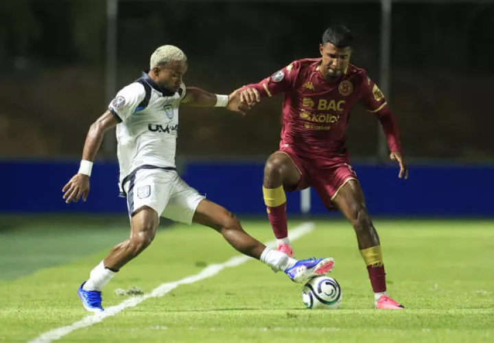 El Saprissa resiste con diez hombres y derrota al UMECIT en Panamá. Foto: EFE