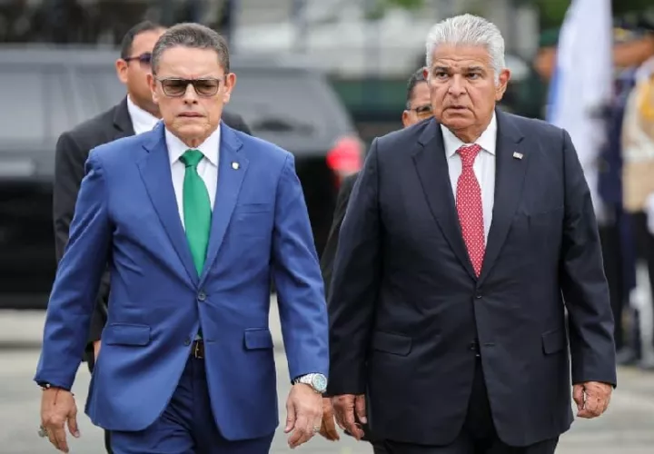 El ministro de Seguridad Pública, Frank Ábrego junto al presidente Mulino