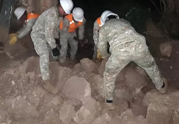 Fotografía cedida este domingo por el Ministerio de Defensa de Perú que muestra a integrantes de las Fuerzas Armadas removiendo escombros tras un sismo en la provincia de Chupaca, en la región de Junín (Perú). EFE/ Ministerio de Defensa de Perú