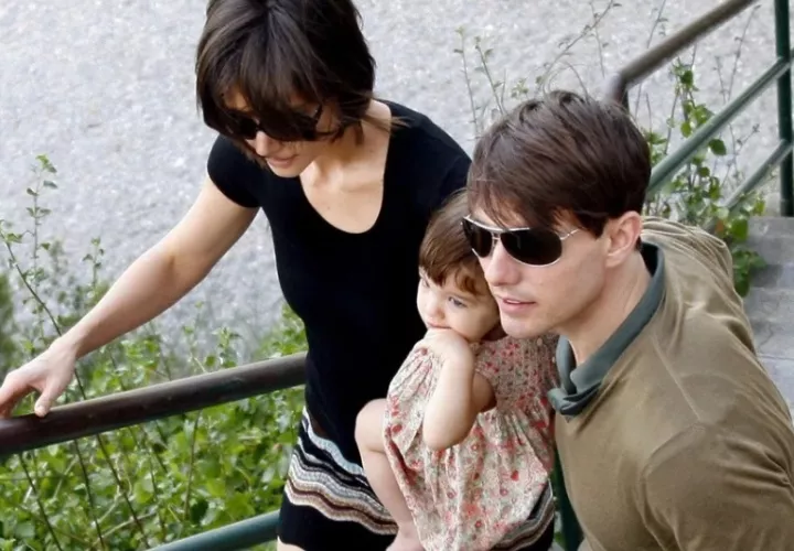 Tom Cruise (d) and Katie Holmes (i) con su hija Suri, en una imagen de 2007. Foto: EFE