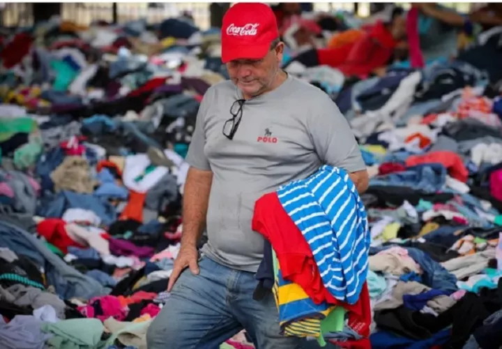 Una persona selecciona ropa este sábado, en La Guaira (Venezuela). EFE/ Raúl Martínez