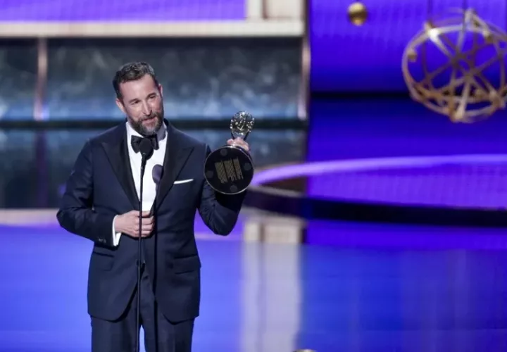 Noah Wyle al recibir su galardón en los Premios Emmy 2025. Foto: EFE / Allison Dinner