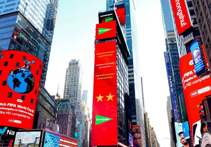 Entre las gigantescas pantallas publicitarias en la icónica plaza de Times Square destaca un llamativo anuncio de El Corte Inglés. Foto: EFE