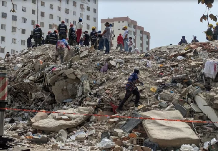 La destrucción todavía domina el panorama de La Guaira, después de un mes de los terremotos. Foto: Cortesía MSF