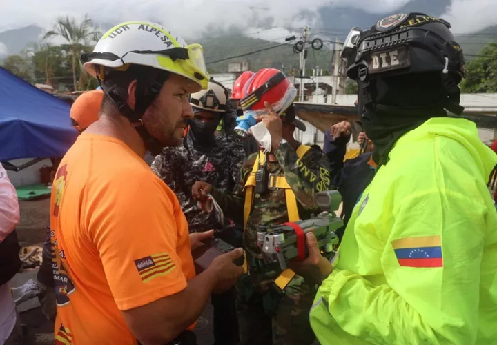  El grupo de rescate está asegurando el edificio para poder llegar al niño. Foto: EFE