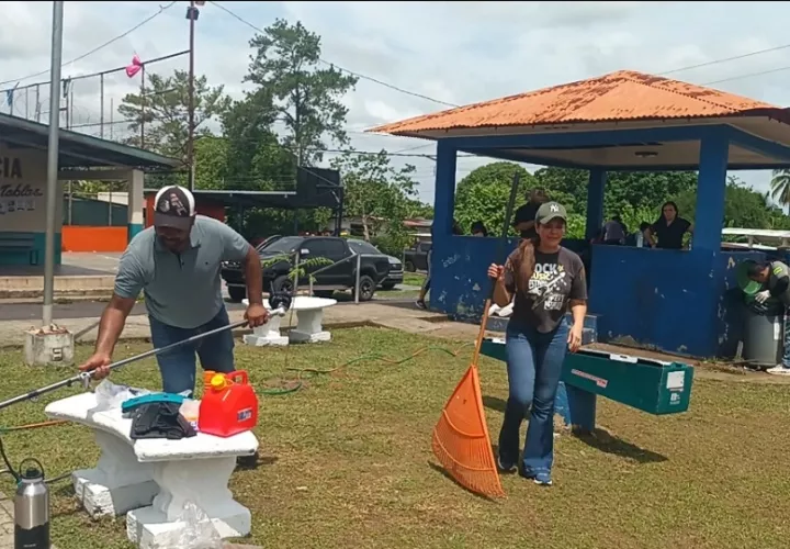 Al finalizar el operativo se recolectaron varias toneladas de chatarra, llantas, recipientes de pintura y otros objetos que acumulaban agua y representaban focos ideales para la reproducción del Aedes aegypti. Foto. Melquíades Vásquez