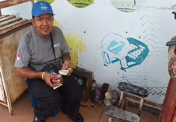 Quizás algún día las cajas de madera desaparezcan por completo y el sonido del cepillo deje de escucharse entre las bancas de la Placita San Juan de Dios. Foto. Melquíades Vásquez