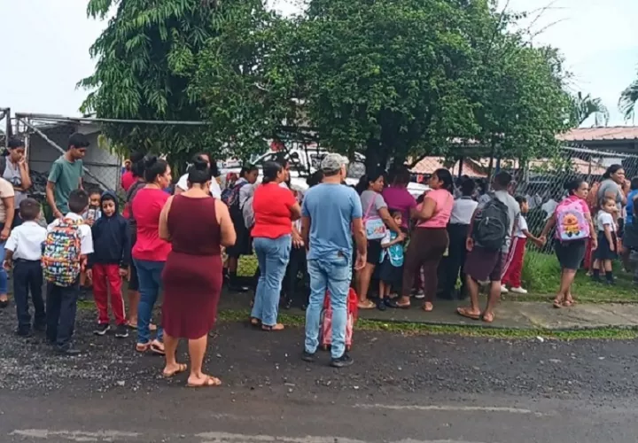 Los padres de familia advirtieron, además, que de no obtener respuestas concretas ni la devolución del dinero, continuarán desarrollando acciones de presión en las calles hasta que el caso sea esclarecido. Foto. Melquíades Vásquez