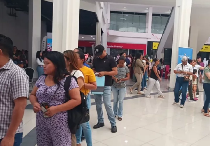 Desde tempranas horas los padres de familia formaron largas filas para poder recibir las tarjetas para el cobro de las becas. Foto. Melquíades Vásquez