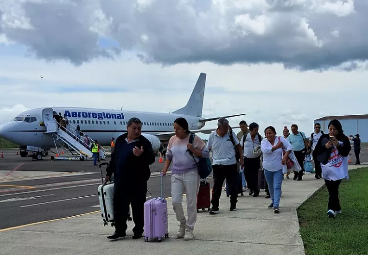 Momento de la llegada de los pasajeros del vuelo proveniente de Quito, Ecuador. Foto: Fanny Arias