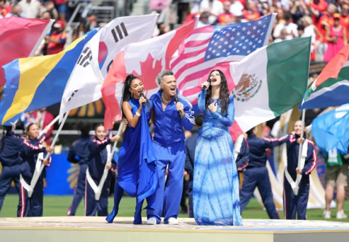 El cantante britanico Robbie Williams (cent.), la cantante italiana Laura Pausini (der.) y la cantante estadounidense Nicole Scherzinger (izq.). Foto: EFE