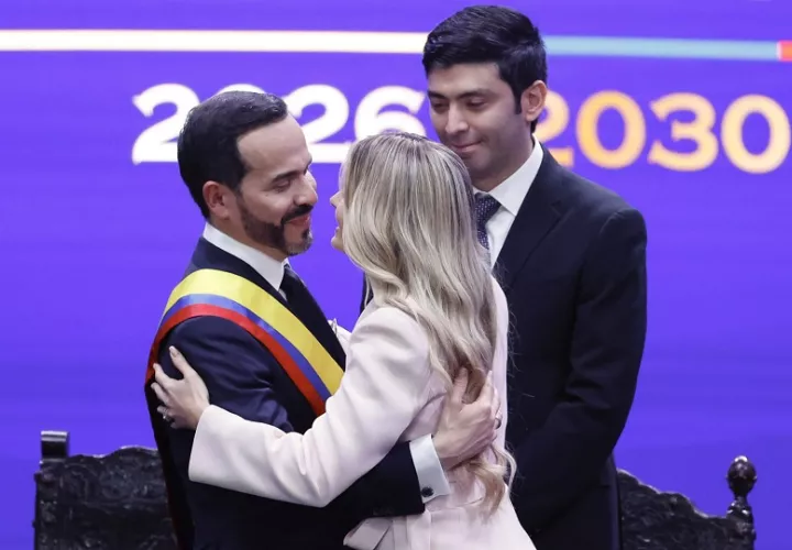 Abelardo de la Espriella (c-i), saluda a su esposa Ana Lucía Pineda. Foto EFE