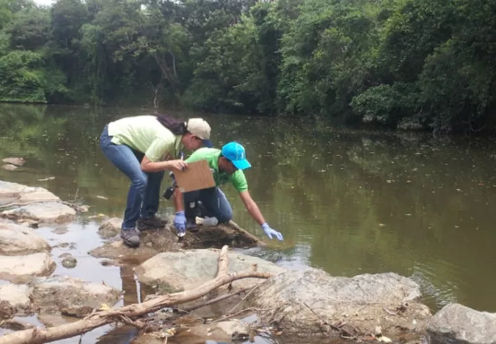 El agua del río La Villa sigue sin ser apta para el consumo humano. Foto: Cortesía