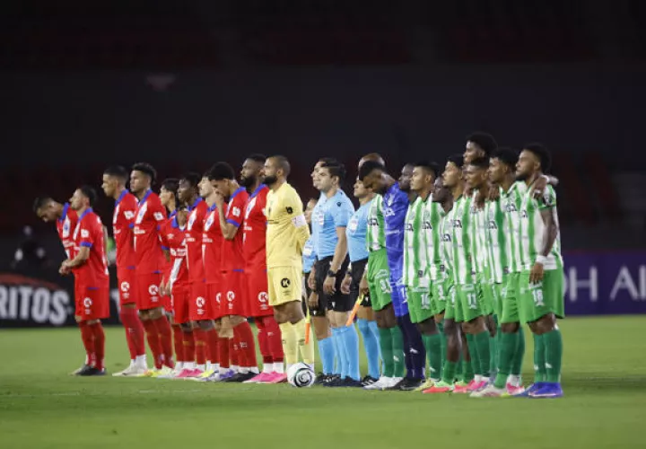 Jugadores de Olimpia y Alianza en el estadio Rommel Fernández. Foto: EFE