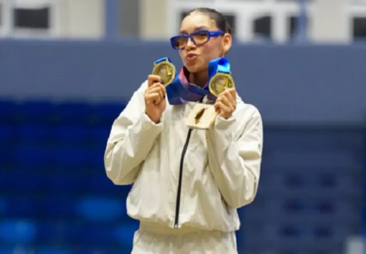Alyiah Lide De León muestra sus dos medallas de oro. Foto: COP
