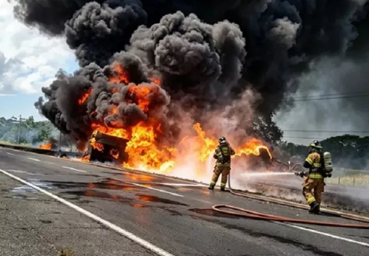 Se detalló que el camión cisterna transportaba cerca de 9 mil galones de combustible Foto. BCBRP