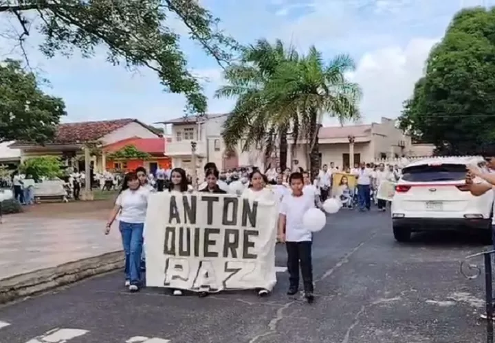 La movilización, convocada por la Iglesia católica, recorrió las principales vías del distrito luego de la celebración de una misa en la Basílica Menor San Juan Bautista.
