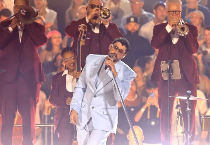 Bad Bunny se presenta durante el cierre de su gira internacional 'Debí tirar más fotos'. Foto: EFE/ Thais Llorca