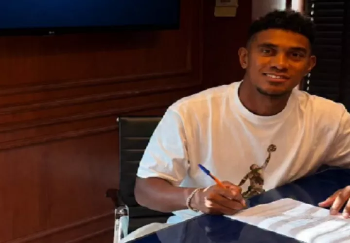 Yoel Bárcenas firma con el Iraklis de Grecia. Foto: iraklis_fc_official