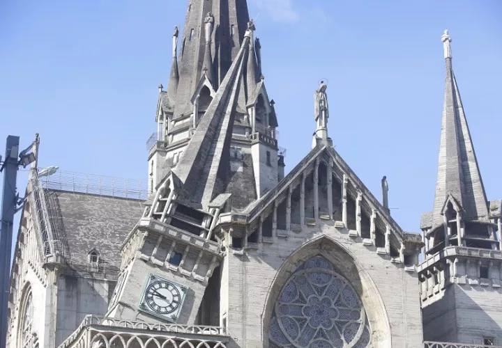 La Catedral Basílica Metropolitana de Nuestra Señora del Rosario quedó afectada tras el fuerte temblor. Fotos: EFE