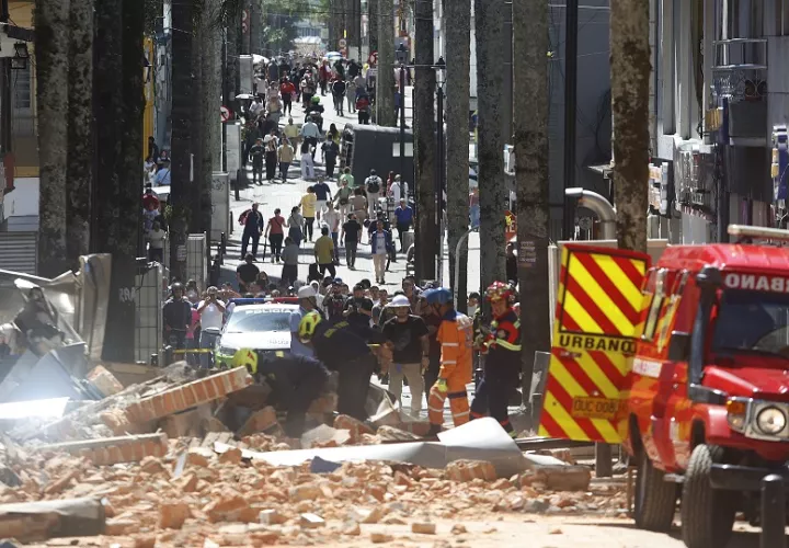 También se informó que entre 20 y 30 viviendas colapsaron en la ciudad de Manizales. Foto EFE