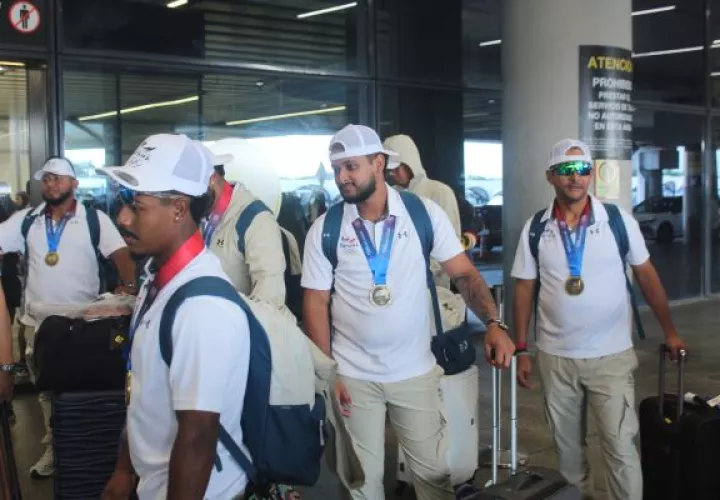 Jugadores del equipo de béisbol de Panamá con sus medallas de oro a su llegada al país. Foto: Fedebeis.