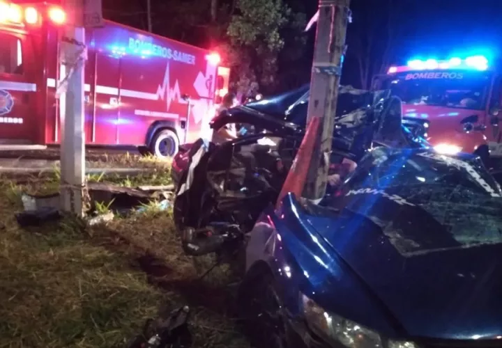 Así quedó el vehículo, como consecuencia del fuerte impacto. Cortesía Bomberos